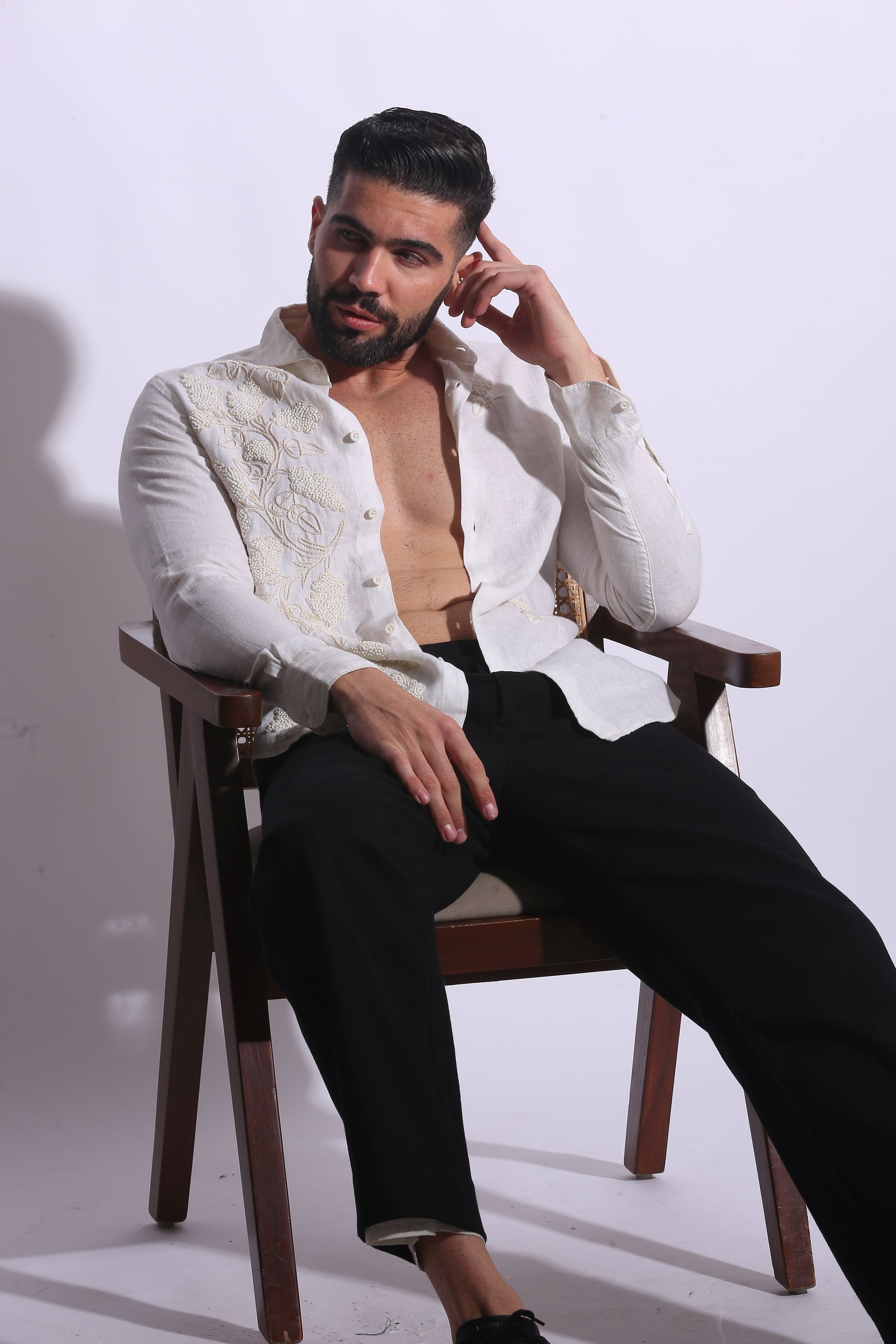 Embroidered very white linen knotted shirt - all knots 